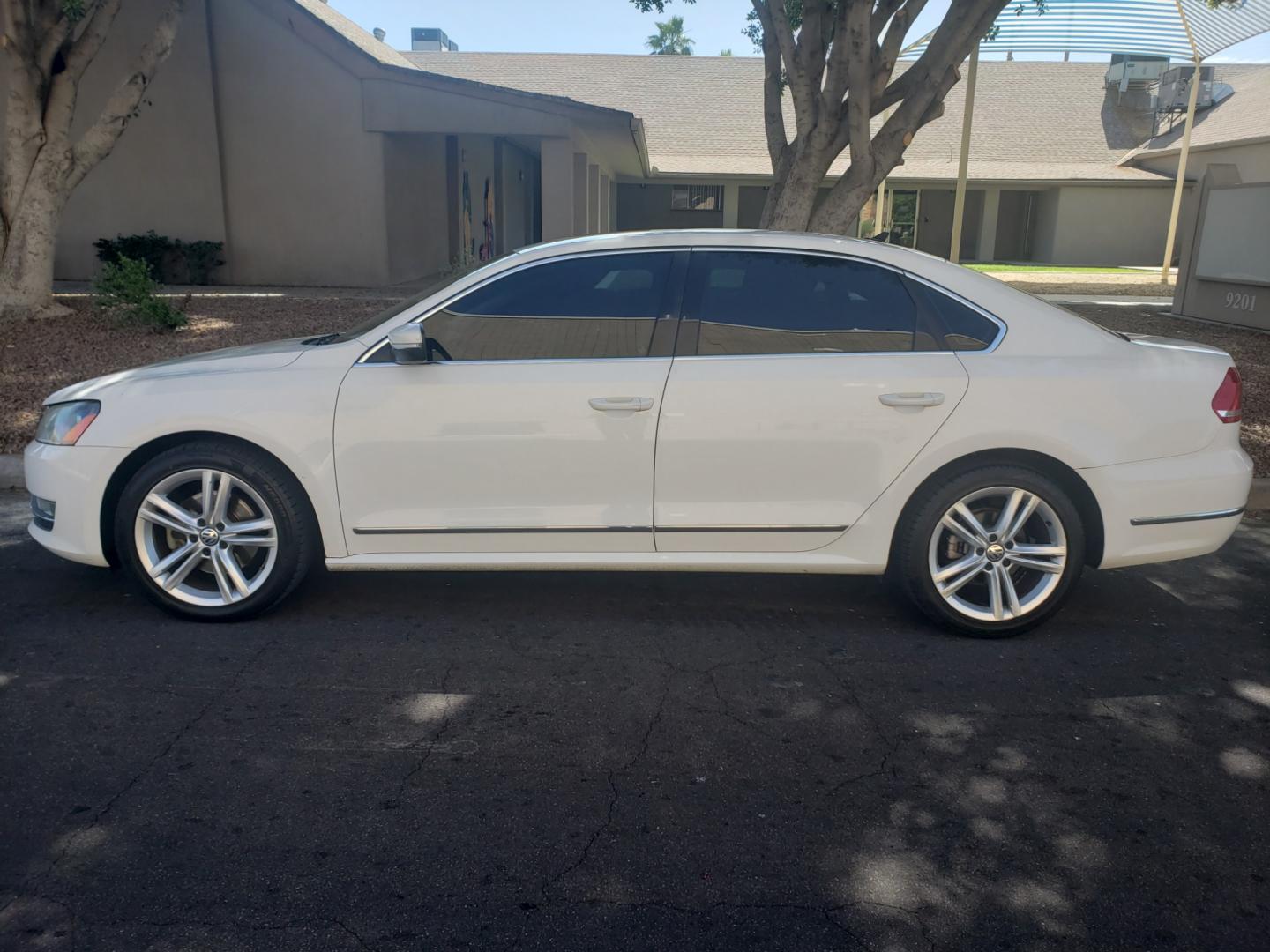 2013 WHITE /gray and black Volkswagen Passat tdi highline (1VWCN7A31DC) with an 2.0L L4 DOHC 16V engine, 6-Speed Automatic transmission, located at 323 E Dunlap Ave., Phoenix, AZ, 85020, (602) 331-9000, 33.567677, -112.069000 - 2013 Volkswagen Passat TDI SEL Premium,...... EXCELLENT condition, A Real Must See!!.... No accidents, Ice cold ac front and rear, Stereo/CD Player, Satellite compatible, Bluetooth, Phone sync, Backup camera, Navigation, Clean Black and Gray interior with Black Leather seats in near perfect conditio - Photo#6